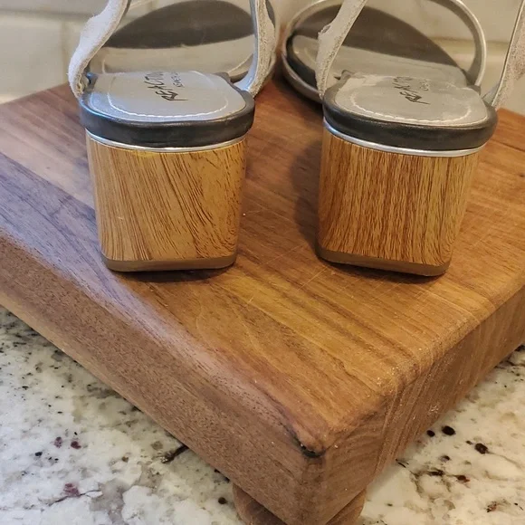 Women's Kenneth Cole Reaction Silver Sandals - Picture 5 of 8